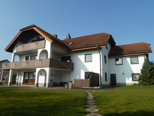 Neuhof: Großzügiges Dreifamilienhaus