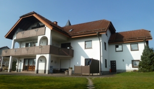 Neuhof: Großzügiges Dreifamilienhaus